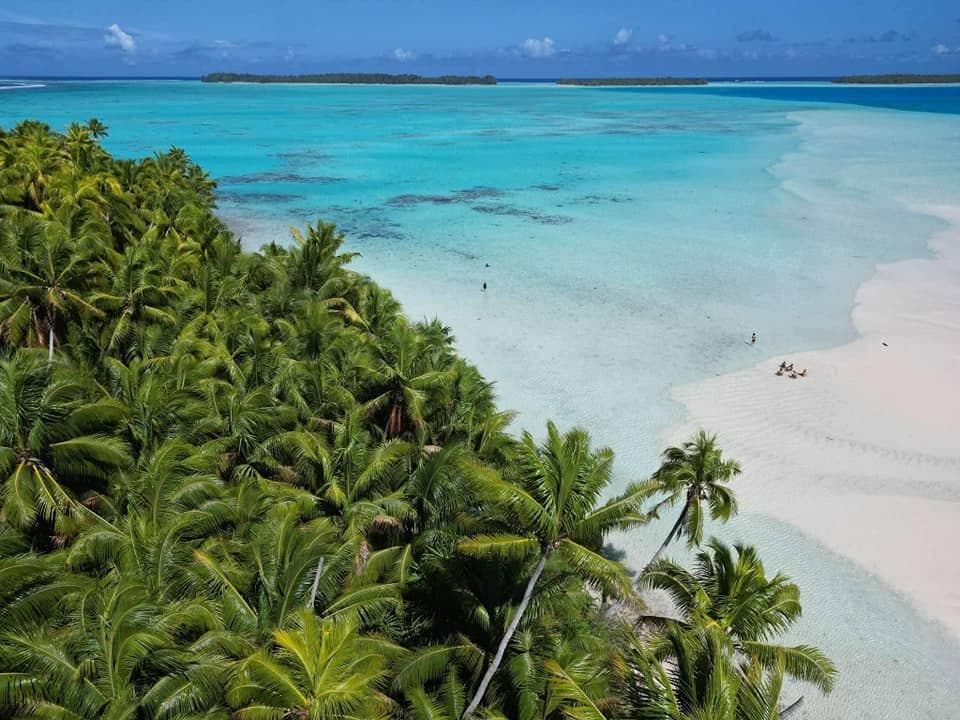 Vue aérienne de la cocoteraie et du vaste lagon turquoise de Tetiaroa