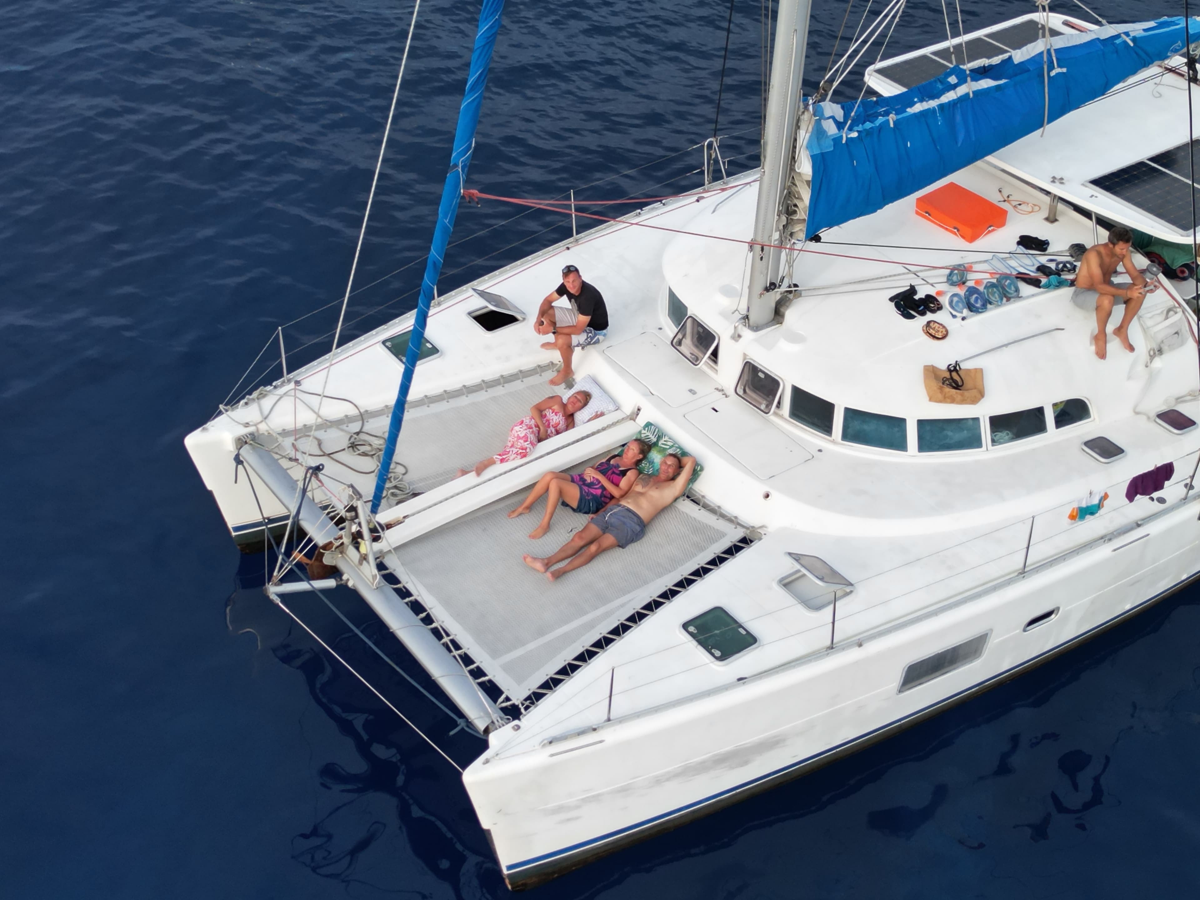 Lagoon 410 S2 et ses passagers vus de jour depuis les airs