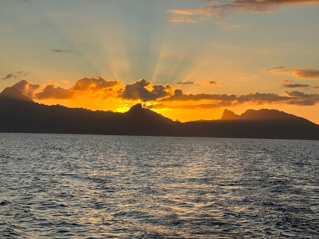Coucher de soleil observé depuis le catamaran face à Moorea